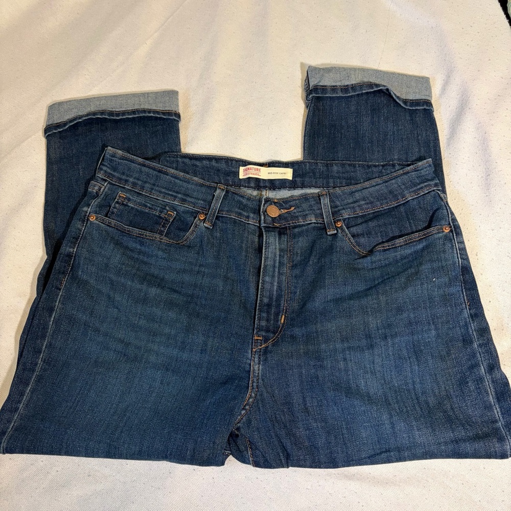 Levi Signature Classic Medium Wash Mid-Rise Capri